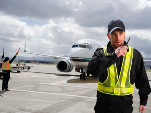 Hombre con radio comunicación en aeropuerto